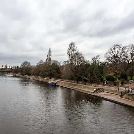 Luxury Opposite The Shambles