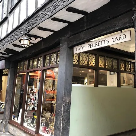 Apartment Luxury Opposite The Shambles *